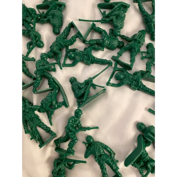 Schylling Classic Toy Soldier Set With 40 Green Army Men Figures - Picture 4 of 16